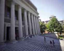 The
monumental Widener Library, which contains
one of the world’s largest book collections, is
located in the middle of Harvard Yard.